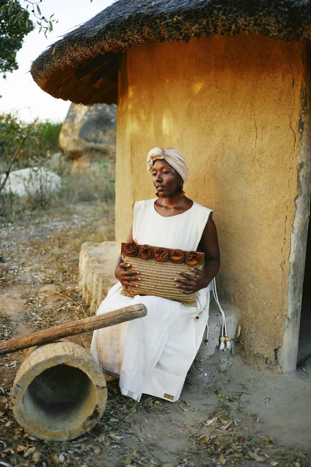 Model carrying a handcrafted DuwoxMaruva clutch
